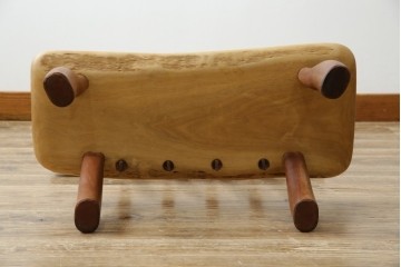 中古　希少!!　沖縄　流線木工　工房 島変木(とうへんぼく)　屋宜政廣(やぎまさひろ)作　赤木材使用　温かみ感じる丸みを帯びた小供用ベンチ　定価約7万円　(R-082485)