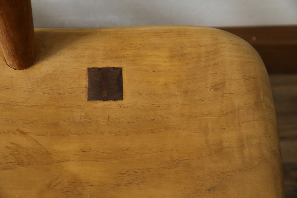 中古　希少!!　沖縄　流線木工　工房 島変木(とうへんぼく)　屋宜政廣(やぎまさひろ)作　赤木材使用　温かみ感じる丸みを帯びた小供用ベンチ　定価約7万円　(R-082485)