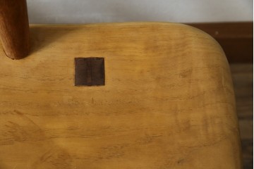 中古　希少!!　沖縄　流線木工　工房 島変木(とうへんぼく)　屋宜政廣(やぎまさひろ)作　赤木材使用　温かみ感じる丸みを帯びた小供用ベンチ　定価約7万円　(R-082485)