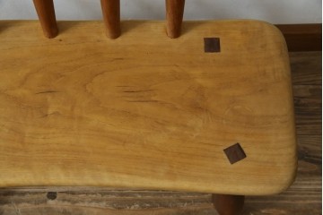 中古　希少!!　沖縄　流線木工　工房 島変木(とうへんぼく)　屋宜政廣(やぎまさひろ)作　赤木材使用　温かみ感じる丸みを帯びた小供用ベンチ　定価約7万円　(R-082485)