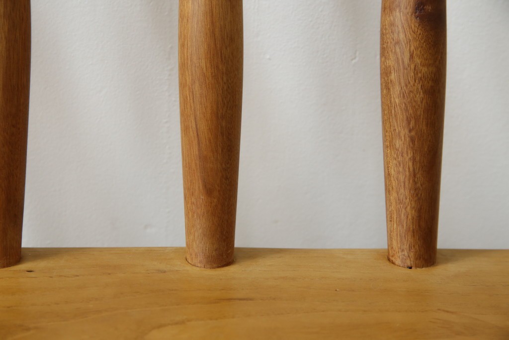 中古　希少!!　沖縄　流線木工　工房 島変木(とうへんぼく)　屋宜政廣(やぎまさひろ)作　赤木材使用　温かみ感じる丸みを帯びた小供用ベンチ　定価約7万円　(R-082485)