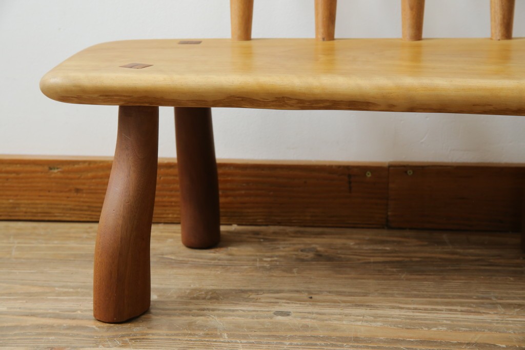 中古　希少!!　沖縄　流線木工　工房 島変木(とうへんぼく)　屋宜政廣(やぎまさひろ)作　赤木材使用　温かみ感じる丸みを帯びた小供用ベンチ　定価約7万円　(R-082485)