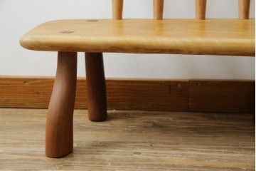 中古　希少!!　沖縄　流線木工　工房 島変木(とうへんぼく)　屋宜政廣(やぎまさひろ)作　赤木材使用　温かみ感じる丸みを帯びた小供用ベンチ　定価約7万円　(R-082485)