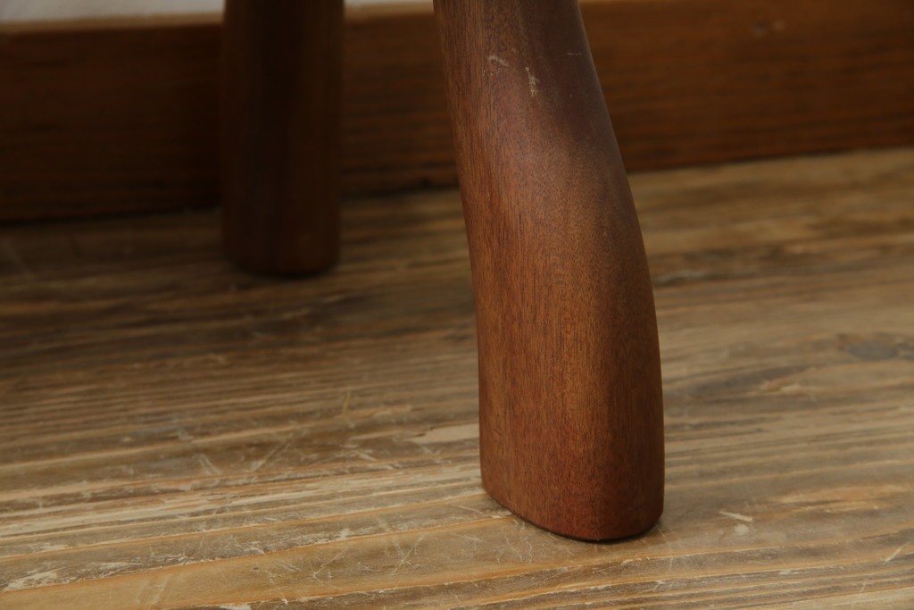 中古　希少!!　沖縄　流線木工　工房 島変木(とうへんぼく)　屋宜政廣(やぎまさひろ)作　赤木材使用　温かみ感じる丸みを帯びた小供用ベンチ　定価約7万円　(R-082485)