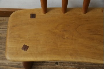 中古　希少!!　沖縄　流線木工　工房 島変木(とうへんぼく)　屋宜政廣(やぎまさひろ)作　赤木材使用　温かみ感じる丸みを帯びた小供用ベンチ　定価約7万円　(R-082485)