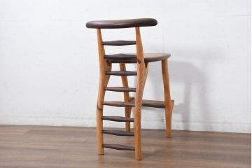 中古　工房 島変木(とうへんぼく)　温かみ感じる丸みを帯びたかわいらしいデザインのカウンターチェア(カウンターツール、ハイスツール、板座チェア、イス、椅子)(定価約30万円)(R-082486)