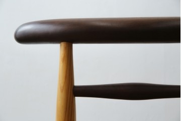 中古　工房 島変木(とうへんぼく)　温かみ感じる丸みを帯びたかわいらしいデザインのカウンターチェア(カウンターツール、ハイスツール、板座チェア、イス、椅子)(定価約30万円)(R-082486)