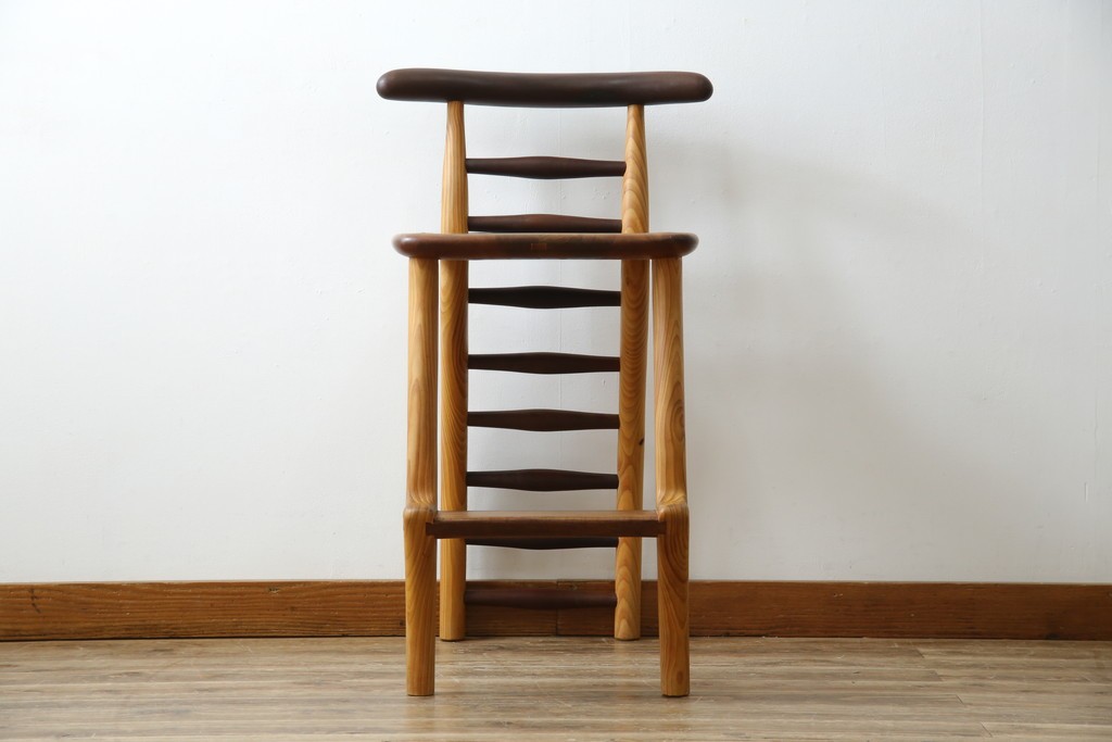 中古　工房 島変木(とうへんぼく)　温かみ感じる丸みを帯びたかわいらしいデザインのカウンターチェア(カウンターツール、ハイスツール、板座チェア、イス、椅子)(定価約30万円)(R-082486)