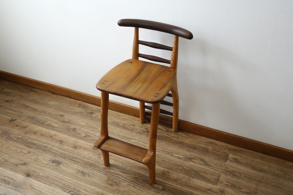 中古　工房 島変木(とうへんぼく)　温かみ感じる丸みを帯びたかわいらしいデザインのカウンターチェア(カウンターツール、ハイスツール、板座チェア、イス、椅子)(定価約30万円)(R-082486)