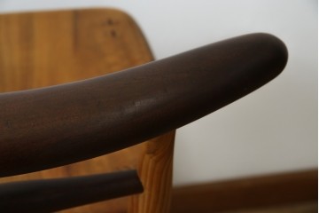 中古　工房 島変木(とうへんぼく)　温かみ感じる丸みを帯びたかわいらしいデザインのカウンターチェア(カウンターツール、ハイスツール、板座チェア、イス、椅子)(定価約30万円)(R-082486)