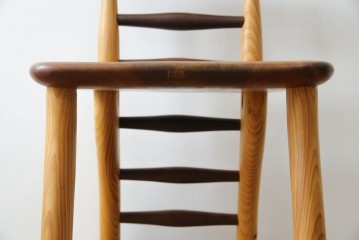 中古　工房 島変木(とうへんぼく)　温かみ感じる丸みを帯びたかわいらしいデザインのカウンターチェア(カウンターツール、ハイスツール、板座チェア、イス、椅子)(定価約30万円)(R-082486)