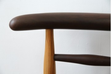 中古　工房 島変木(とうへんぼく)　温かみ感じる丸みを帯びたかわいらしいデザインのカウンターチェア(カウンターツール、ハイスツール、板座チェア、イス、椅子)(定価約30万円)(R-082486)