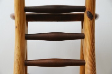 中古　工房 島変木(とうへんぼく)　温かみ感じる丸みを帯びたかわいらしいデザインのカウンターチェア(カウンターツール、ハイスツール、板座チェア、イス、椅子)(定価約30万円)(R-082486)