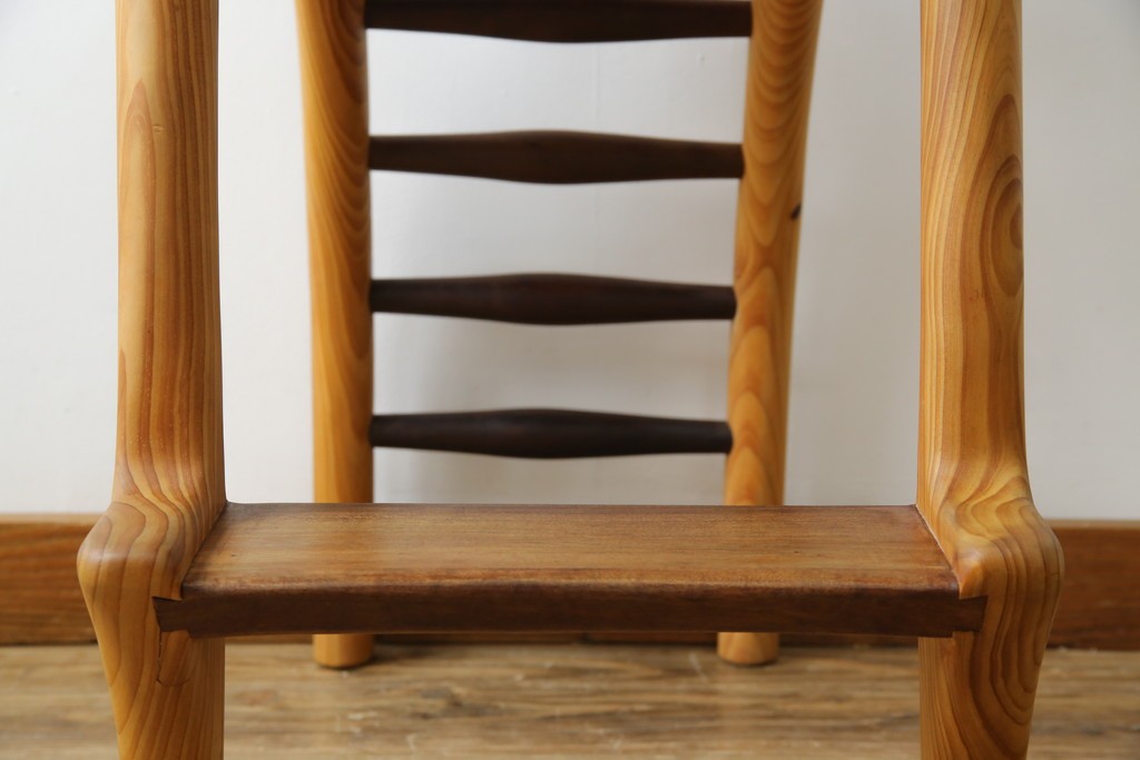 中古　工房 島変木(とうへんぼく)　温かみ感じる丸みを帯びたかわいらしいデザインのカウンターチェア(カウンターツール、ハイスツール、板座チェア、イス、椅子)(定価約30万円)(R-082486)