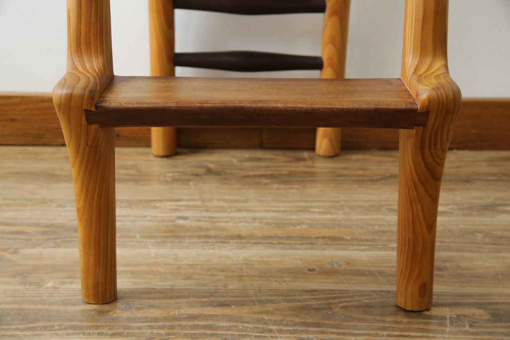 中古　工房 島変木(とうへんぼく)　温かみ感じる丸みを帯びたかわいらしいデザインのカウンターチェア(カウンターツール、ハイスツール、板座チェア、イス、椅子)(定価約30万円)(R-082486)