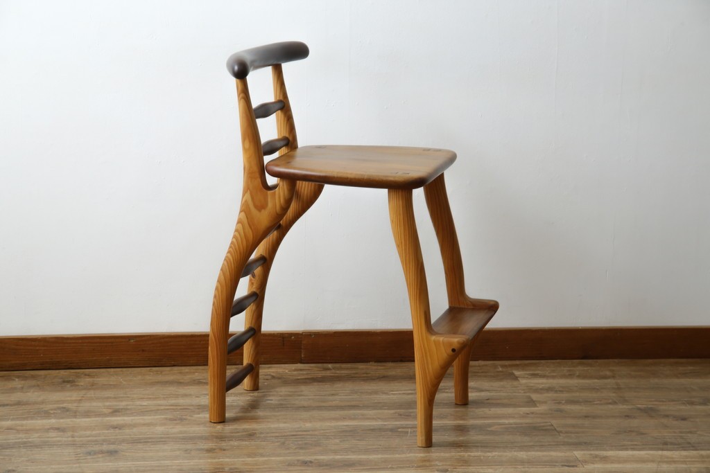 中古　工房 島変木(とうへんぼく)　温かみ感じる丸みを帯びたかわいらしいデザインのカウンターチェア(カウンターツール、ハイスツール、板座チェア、イス、椅子)(定価約30万円)(R-082486)