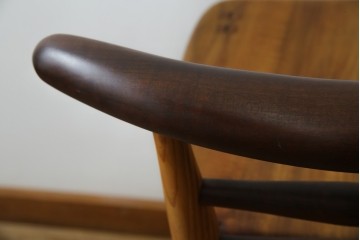 中古　工房 島変木(とうへんぼく)　温かみ感じる丸みを帯びたかわいらしいデザインのカウンターチェア(カウンターツール、ハイスツール、板座チェア、イス、椅子)(定価約30万円)(R-082486)