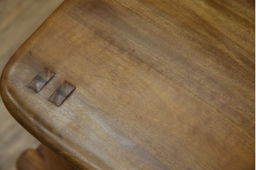 中古　工房 島変木(とうへんぼく)　温かみ感じる丸みを帯びたかわいらしいデザインのカウンターチェア(カウンターツール、ハイスツール、板座チェア、イス、椅子)(定価約30万円)(R-082486)