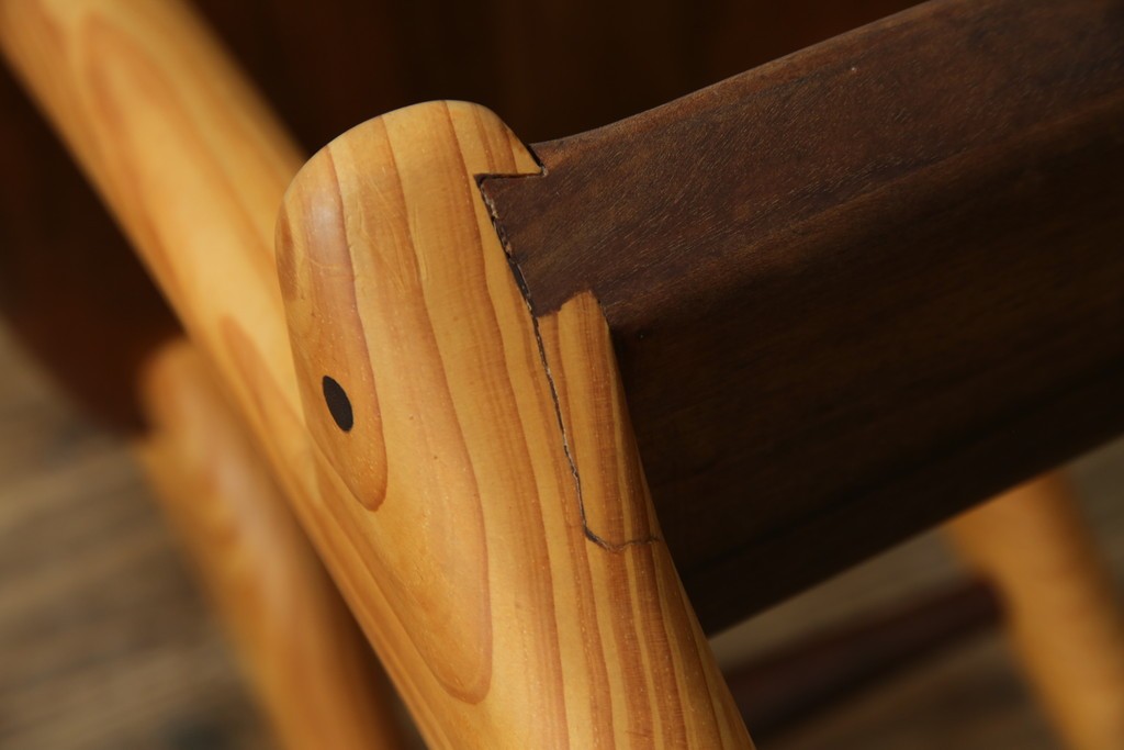 中古　工房 島変木(とうへんぼく)　温かみ感じる丸みを帯びたかわいらしいデザインのカウンターチェア(カウンターツール、ハイスツール、板座チェア、イス、椅子)(定価約30万円)(R-082486)