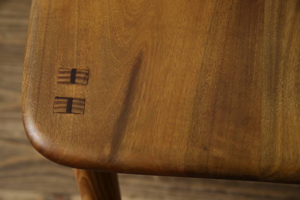 中古　工房 島変木(とうへんぼく)　温かみ感じる丸みを帯びたかわいらしいデザインのカウンターチェア(カウンターツール、ハイスツール、板座チェア、イス、椅子)(定価約30万円)(R-082486)