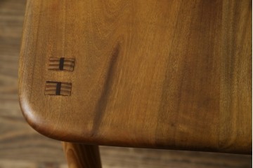 中古　工房 島変木(とうへんぼく)　温かみ感じる丸みを帯びたかわいらしいデザインのカウンターチェア(カウンターツール、ハイスツール、板座チェア、イス、椅子)(定価約30万円)(R-082486)