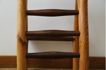 中古　工房 島変木(とうへんぼく)　温かみ感じる丸みを帯びたかわいらしいデザインのカウンターチェア(カウンターツール、ハイスツール、板座チェア、イス、椅子)(定価約30万円)(R-082486)