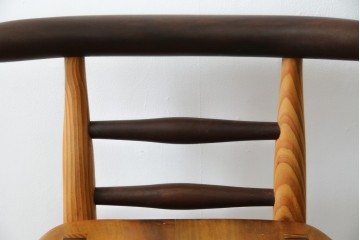 中古　工房 島変木(とうへんぼく)　温かみ感じる丸みを帯びたかわいらしいデザインのカウンターチェア(カウンターツール、ハイスツール、板座チェア、イス、椅子)(定価約30万円)(R-082486)