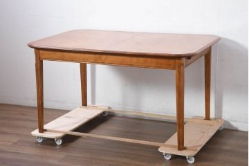 中古　横浜クラシック家具　ダニエル(Daniel)　木の温もりを感じられる伸張式ダイニングテーブル(エクステンションテーブル、4人掛け、6人掛け)(R-082487)