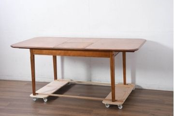 中古　横浜クラシック家具　ダニエル(Daniel)　木の温もりを感じられる伸張式ダイニングテーブル(エクステンションテーブル、4人掛け、6人掛け)(R-082487)