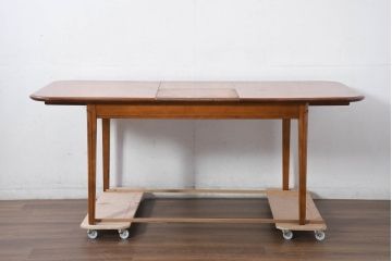 中古　横浜クラシック家具　ダニエル(Daniel)　木の温もりを感じられる伸張式ダイニングテーブル(エクステンションテーブル、4人掛け、6人掛け)(R-082487)