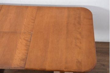 中古　横浜クラシック家具　ダニエル(Daniel)　木の温もりを感じられる伸張式ダイニングテーブル(エクステンションテーブル、4人掛け、6人掛け)(R-082487)