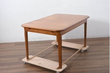 中古　横浜クラシック家具　ダニエル(Daniel)　木の温もりを感じられる伸張式ダイニングテーブル(エクステンションテーブル、4人掛け、6人掛け)(R-082487)