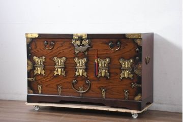 中古　美品!!　アジア民芸家具　アンティーク調　豪華な真鍮金具が目を引くバンダチ(バンダジ、半閉櫃、李朝家具、李朝タンス、収納箪笥)(R-082489)