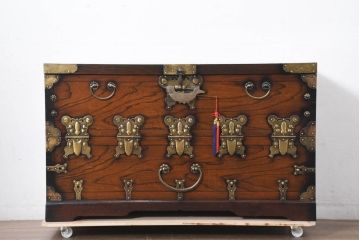 中古　美品!!　アジア民芸家具　アンティーク調　豪華な真鍮金具が目を引くバンダチ(バンダジ、半閉櫃、李朝家具、李朝タンス、収納箪笥)(R-082489)