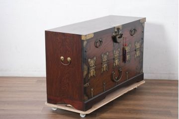 中古　美品!!　アジア民芸家具　アンティーク調　豪華な真鍮金具が目を引くバンダチ(バンダジ、半閉櫃、李朝家具、李朝タンス、収納箪笥)(R-082489)