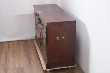 中古　美品!!　アジア民芸家具　アンティーク調　豪華な真鍮金具が目を引くバンダチ(バンダジ、半閉櫃、李朝家具、李朝タンス、収納箪笥)(R-082489)