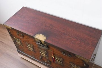中古　美品!!　アジア民芸家具　アンティーク調　豪華な真鍮金具が目を引くバンダチ(バンダジ、半閉櫃、李朝家具、李朝タンス、収納箪笥)(R-082489)