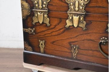 中古　美品!!　アジア民芸家具　アンティーク調　豪華な真鍮金具が目を引くバンダチ(バンダジ、半閉櫃、李朝家具、李朝タンス、収納箪笥)(R-082489)