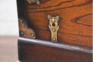 中古　美品!!　アジア民芸家具　アンティーク調　豪華な真鍮金具が目を引くバンダチ(バンダジ、半閉櫃、李朝家具、李朝タンス、収納箪笥)(R-082489)