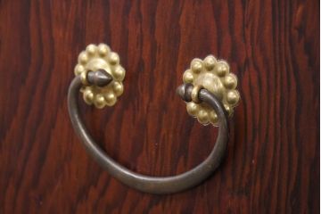 中古　美品!!　アジア民芸家具　アンティーク調　豪華な真鍮金具が目を引くバンダチ(バンダジ、半閉櫃、李朝家具、李朝タンス、収納箪笥)(R-082489)