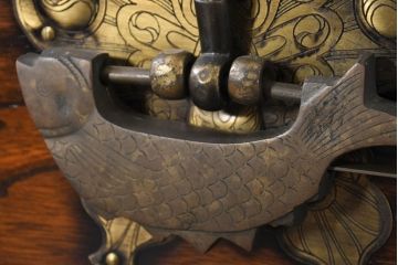 中古　美品!!　アジア民芸家具　アンティーク調　豪華な真鍮金具が目を引くバンダチ(バンダジ、半閉櫃、李朝家具、李朝タンス、収納箪笥)(R-082489)