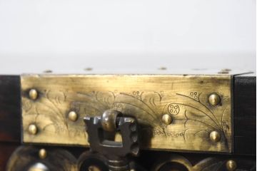 中古　美品!!　アジア民芸家具　アンティーク調　豪華な真鍮金具が目を引くバンダチ(バンダジ、半閉櫃、李朝家具、李朝タンス、収納箪笥)(R-082489)