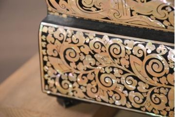 中古　超美品!!　もはや美術品!!　最高級　統一工芸研究院 吉正本　美しい螺鈿(ラデン)細工が目を引く存在感抜群の縦型チェスト(サイドチェスト、引き出し)(定価推定約150万円以上)(R-082490)