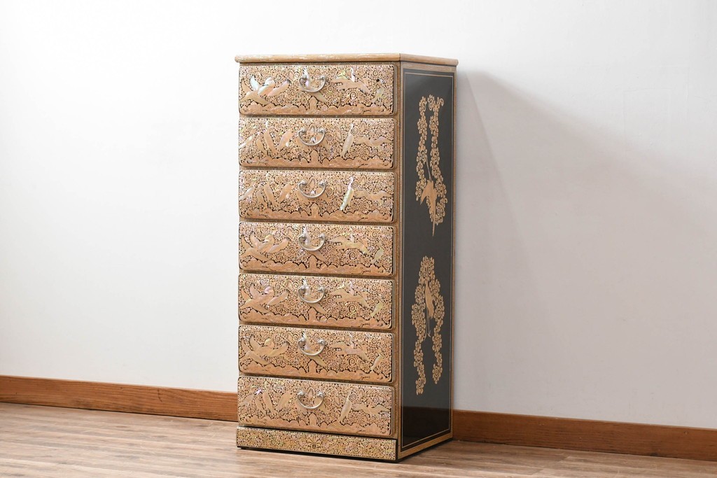 中古　美品　もはや美術品!!　最高級　統一工芸研究院 吉正本　美しい螺鈿(ラデン)細工が目を引く存在感抜群の縦型チェスト　定価推定約150万円以上　(R-082490)