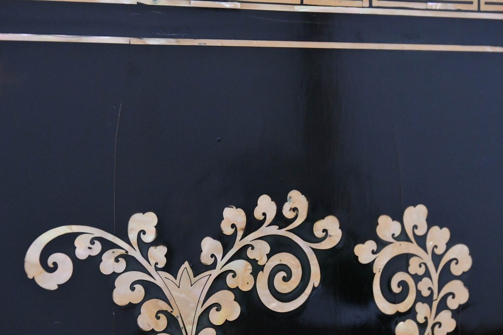 中古　美品　もはや美術品!!　最高級　統一工芸研究院 吉正本　美しい螺鈿(ラデン)細工が目を引く存在感抜群の縦型チェスト　定価推定約150万円以上　(R-082490)