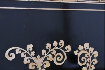 中古　美品　もはや美術品!!　最高級　統一工芸研究院 吉正本　美しい螺鈿(ラデン)細工が目を引く存在感抜群の縦型チェスト　定価推定約150万円以上　(R-082490)