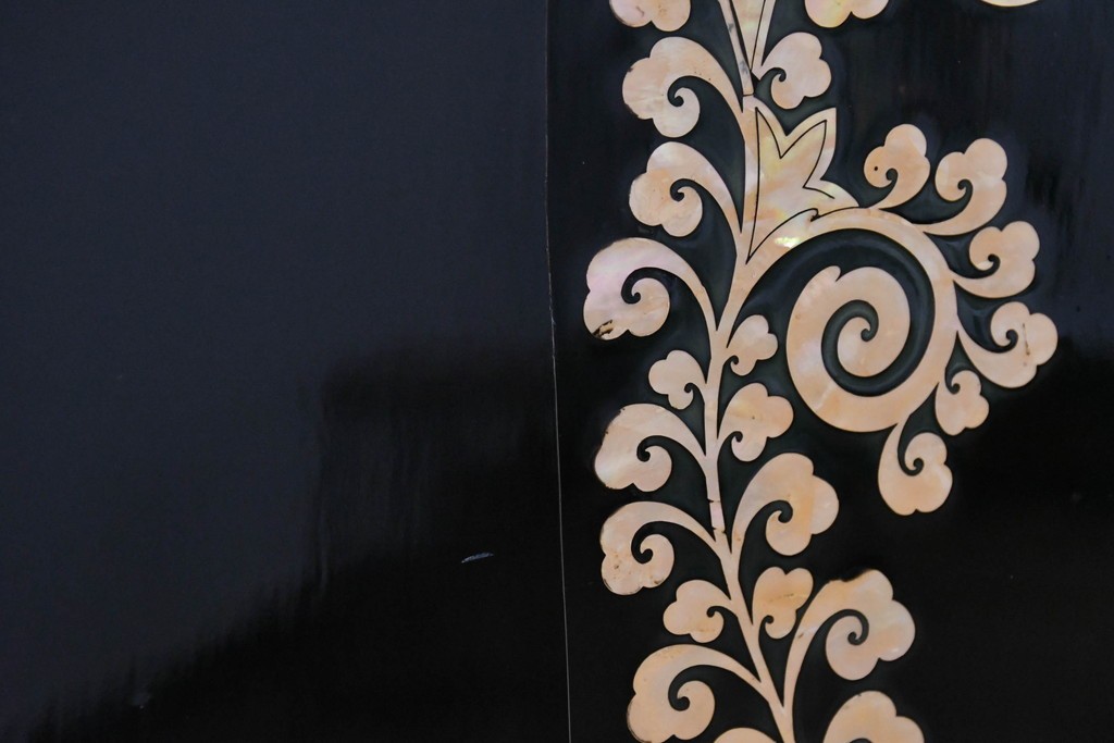 中古　美品　もはや美術品!!　最高級　統一工芸研究院 吉正本　美しい螺鈿(ラデン)細工が目を引く存在感抜群の縦型チェスト　定価推定約150万円以上　(R-082490)