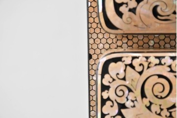 中古　美品　もはや美術品!!　最高級　統一工芸研究院 吉正本　美しい螺鈿(ラデン)細工が目を引く存在感抜群の縦型チェスト　定価推定約150万円以上　(R-082490)