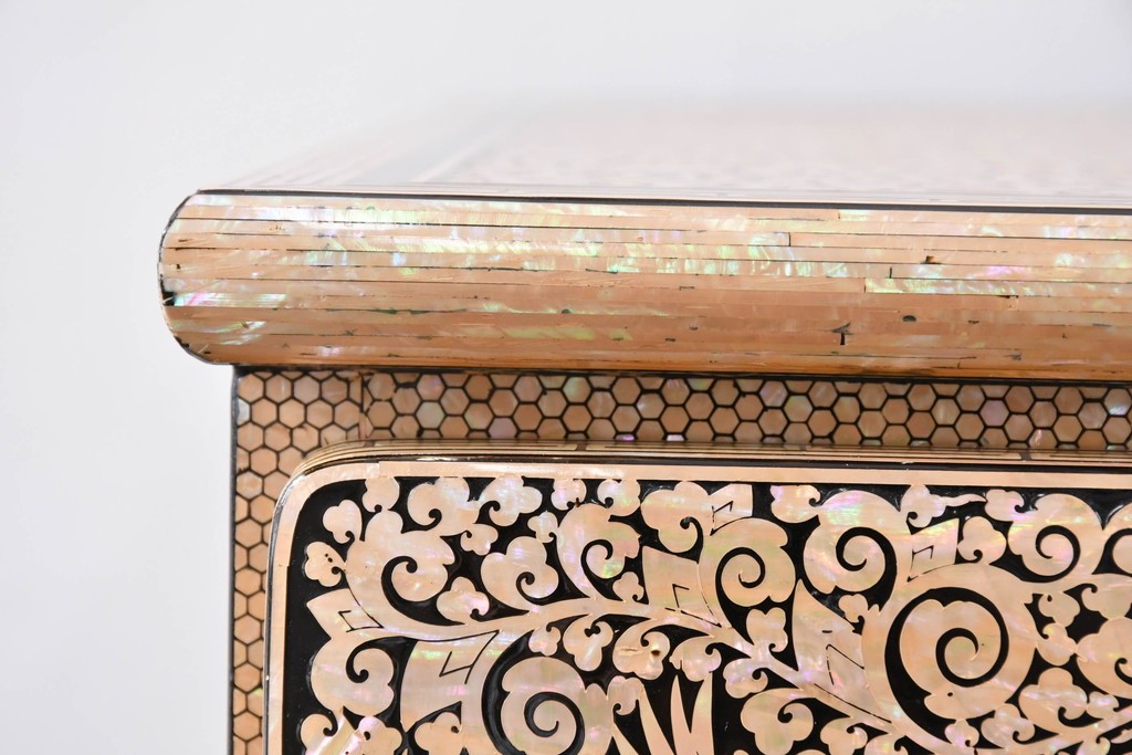 中古　美品　もはや美術品!!　最高級　統一工芸研究院 吉正本　美しい螺鈿(ラデン)細工が目を引く存在感抜群の縦型チェスト　定価推定約150万円以上　(R-082490)