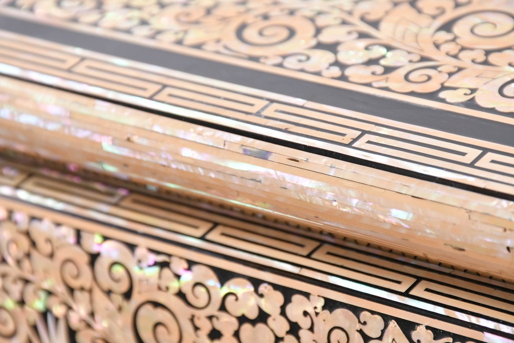 中古　美品　もはや美術品!!　最高級　統一工芸研究院 吉正本　美しい螺鈿(ラデン)細工が目を引く存在感抜群の縦型チェスト　定価推定約150万円以上　(R-082490)